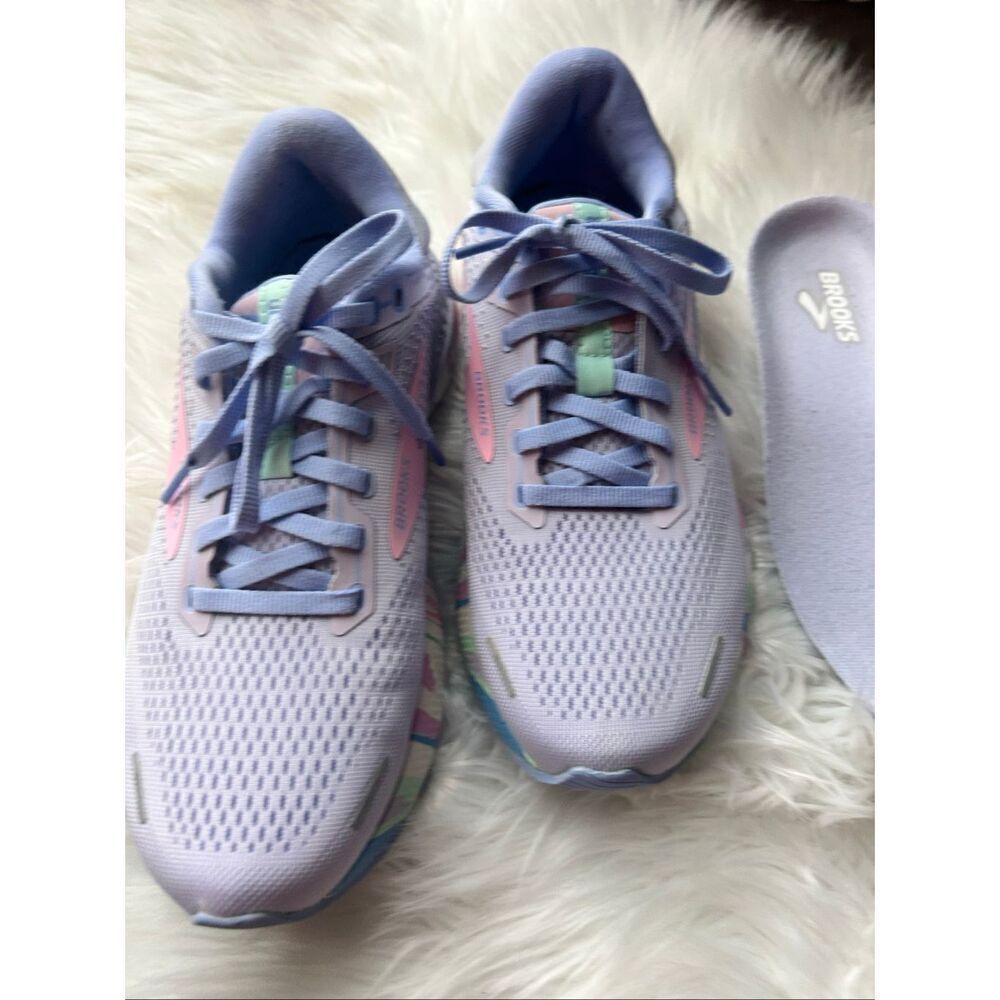 Brooks women’s sneakers adrenaline GTS 22 size 9 1/2 medium B purple